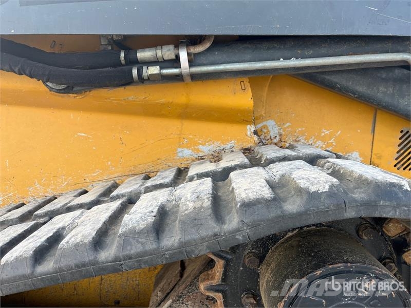 John Deere 333E لوادر انزلاقية التوجيه