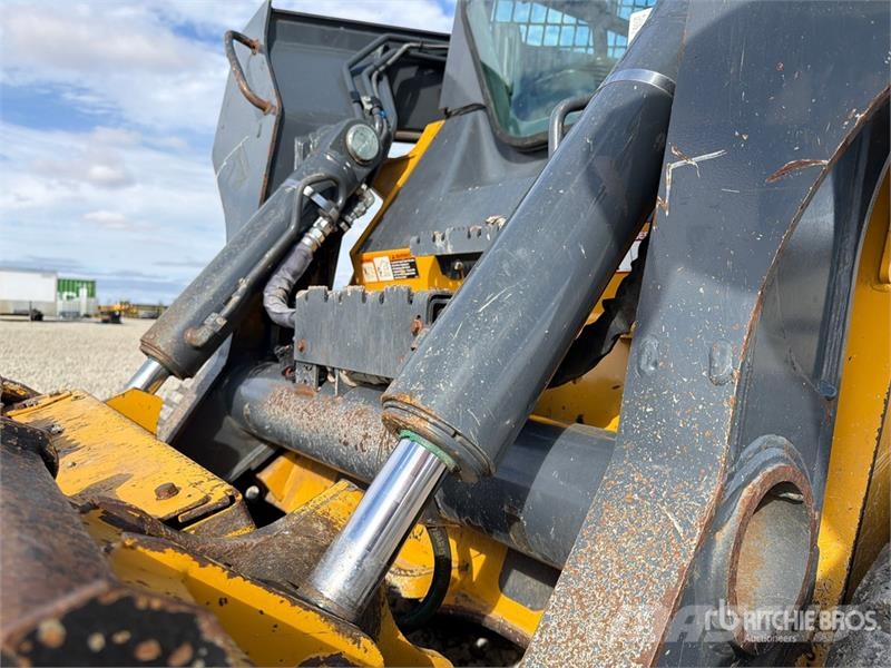 John Deere 333G لوادر انزلاقية التوجيه