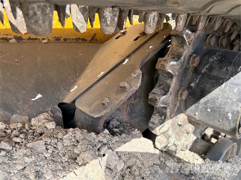 John Deere 333G لوادر انزلاقية التوجيه