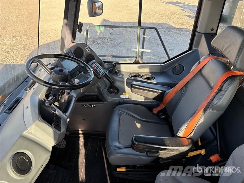 John Deere 460 P-Tier 鉸接式起吊車