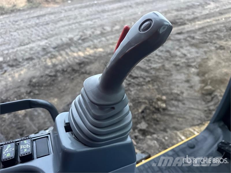 John Deere 870 P-Tier Гусеничні екскаватори