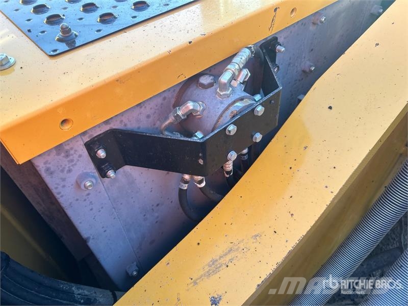 John Deere 870 P-Tier Vikšriniai ekskavatoriai