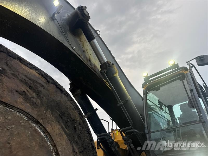 John Deere 870 P-Tier Гусеничні екскаватори