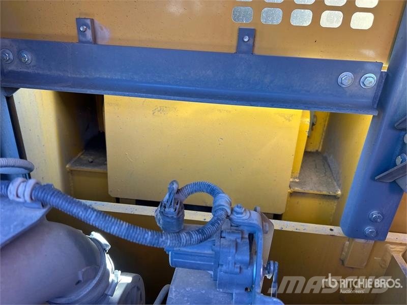 John Deere 870 P-Tier Vikšriniai ekskavatoriai