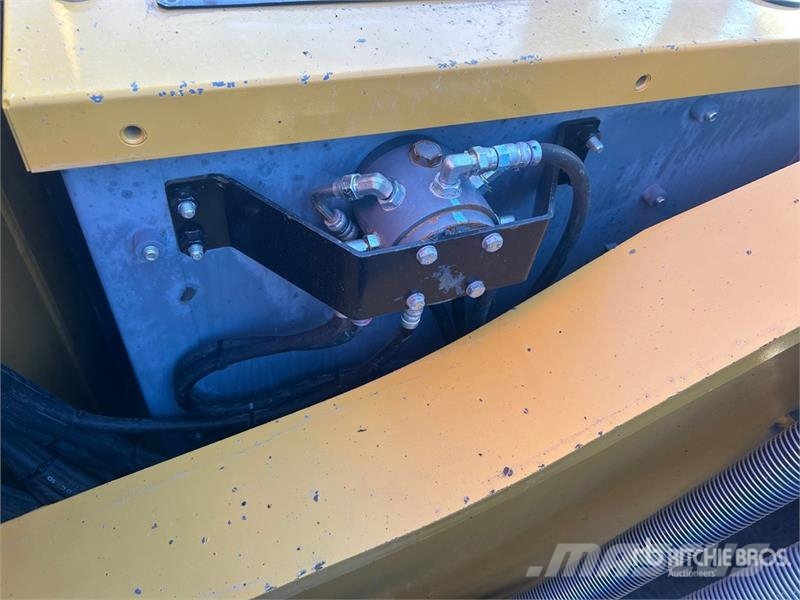 John Deere 870 P-Tier Vikšriniai ekskavatoriai