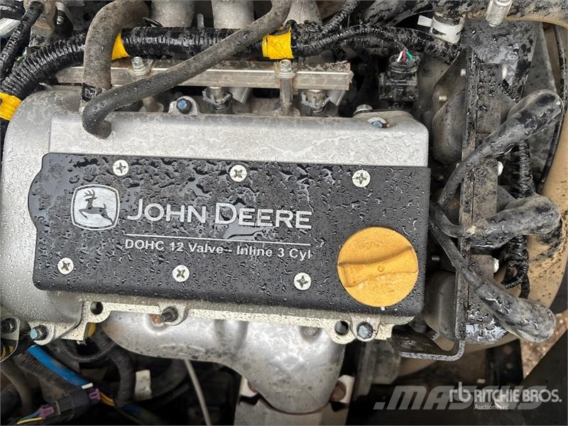 John Deere Gator 4X2 ماكينات منفعة عامة