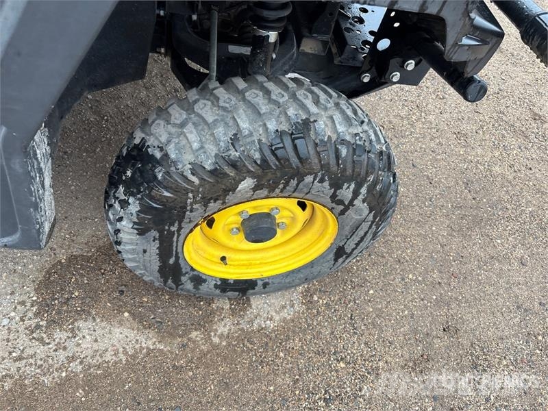 John Deere Gator 4X2 ماكينات منفعة عامة