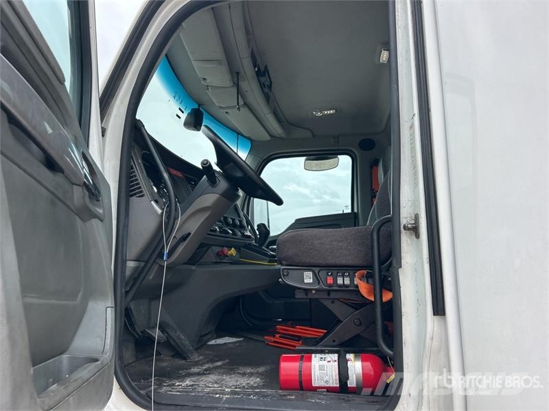 Kenworth T-680 6x4 T/A Day Cab Truck Tractor Vilcēji