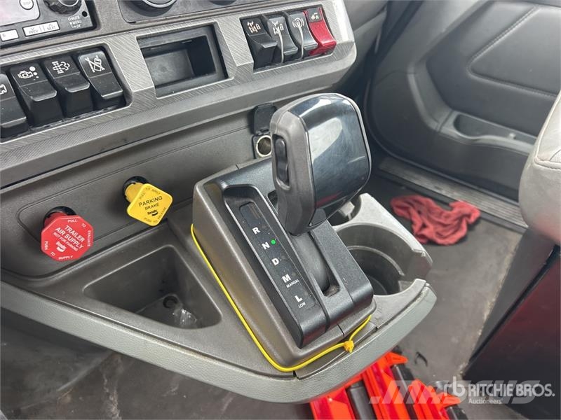 Kenworth T-680 6x4 T/A Day Cab Truck Tractor Vilcēji