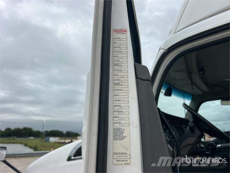 Kenworth T-680 6x4 T/A Day Cab Truck Tractor Vilcēji