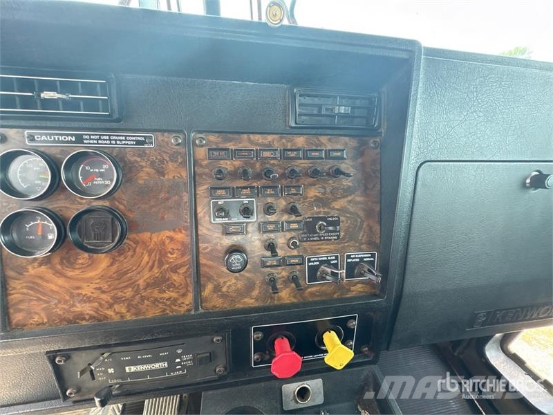 Kenworth T4 6x4 T/A Day Cab Truck Tractor Vilcēji