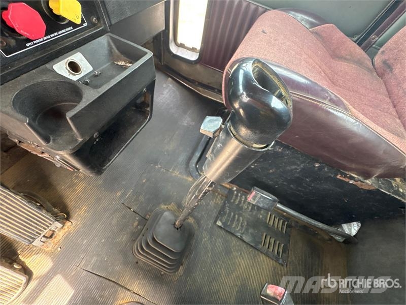 Kenworth T4 6x4 T/A Day Cab Truck Tractor Vilcēji