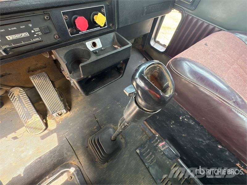 Kenworth T4 6x4 T/A Day Cab Truck Tractor Vilcēji