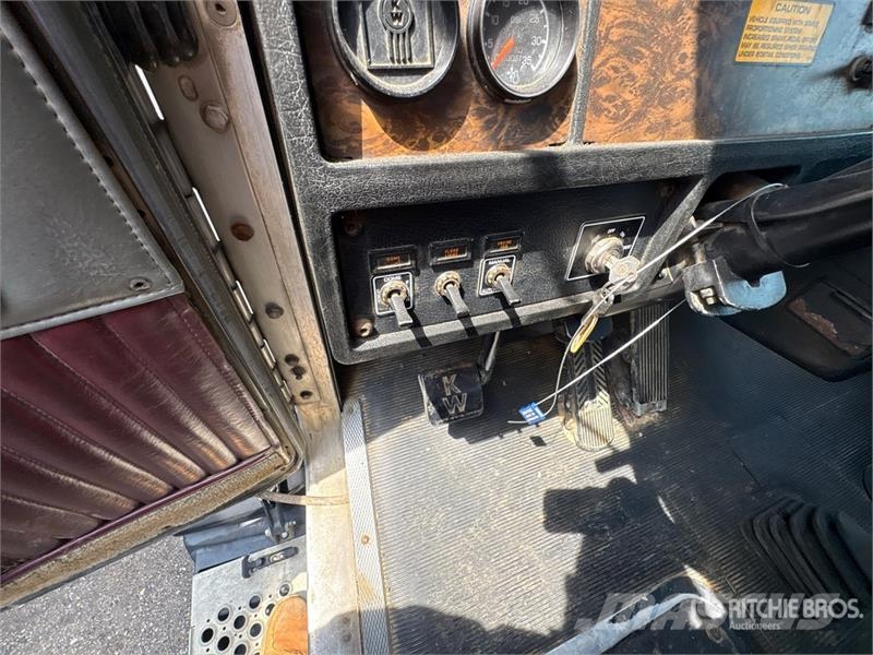 Kenworth T4 6x4 T/A Day Cab Truck Tractor Vilcēji