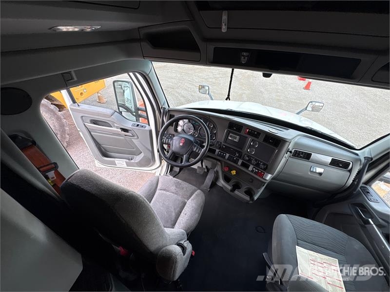 Kenworth T680 Тягачі