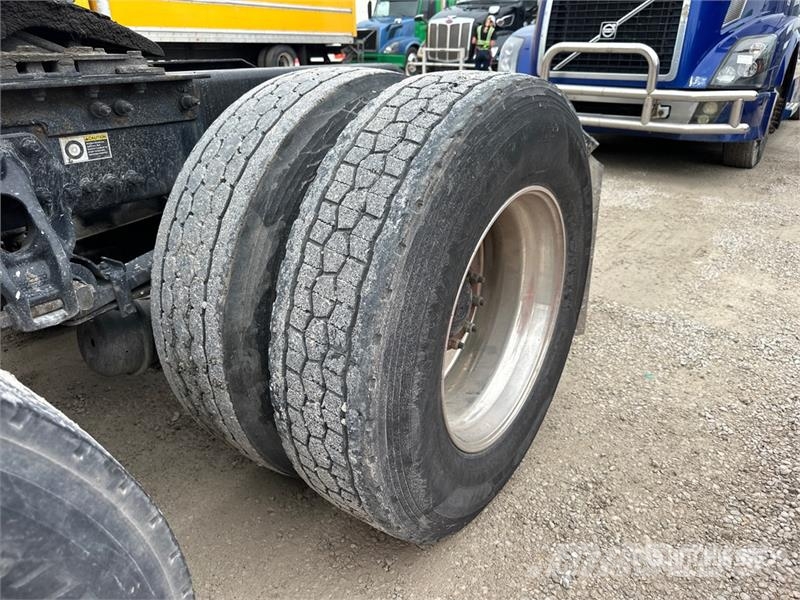Kenworth T680 Тягачі