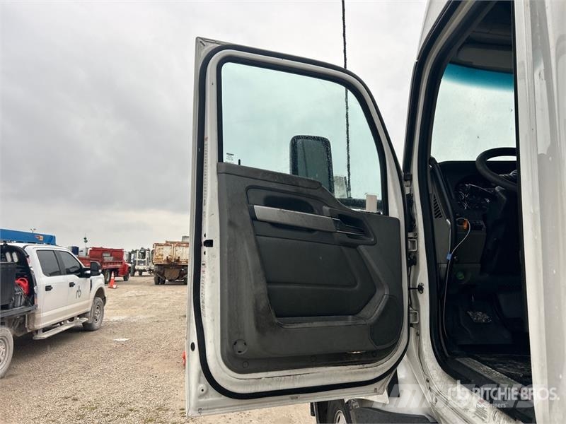 Kenworth T680 Тягачі