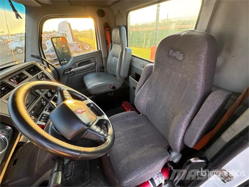 Kenworth T680 4x2 S/A Day Cab Truck Tractor Влекачи