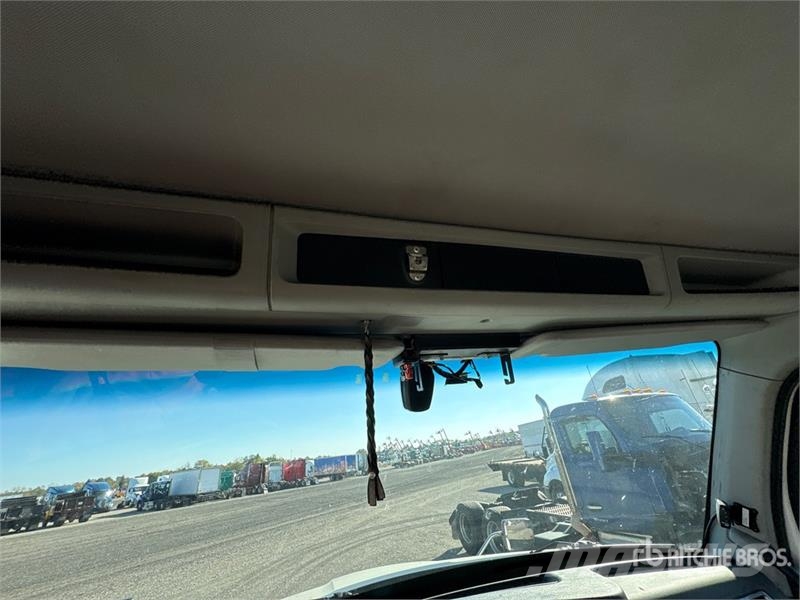 Kenworth T680 4x2 S/A Day Cab Truck Tractor Tractor Units