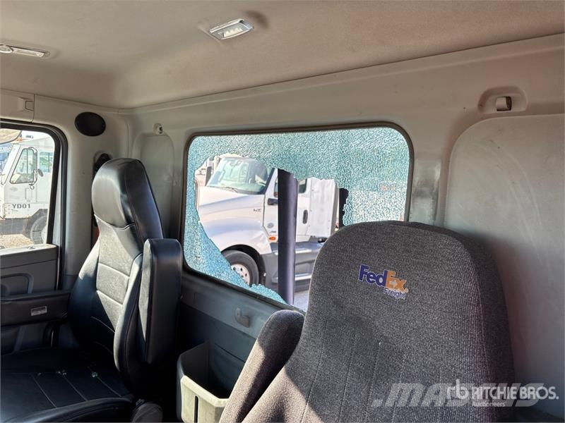 Kenworth T680 4x2 S/A Day Cab Truck Tractor Vlačilci