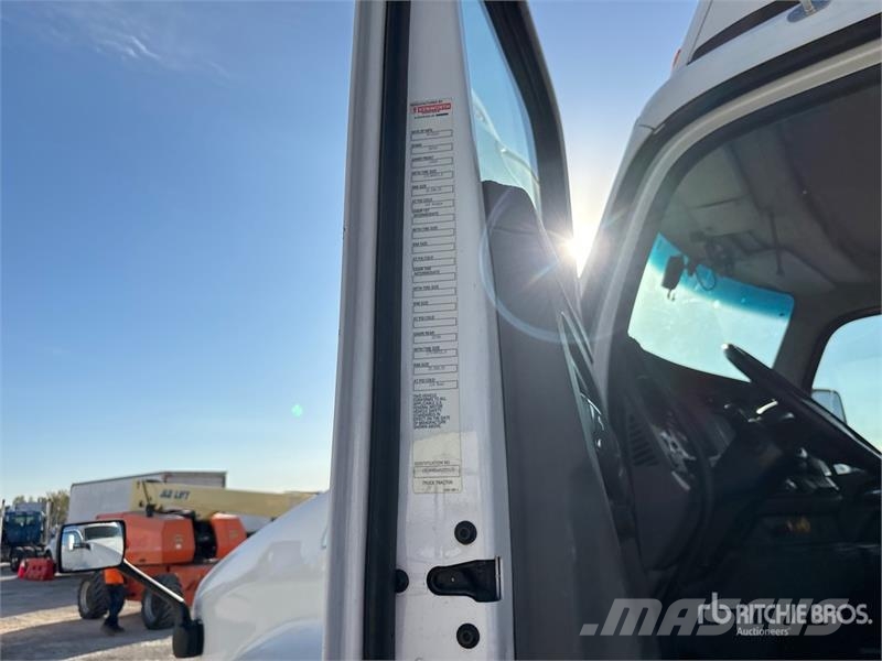Kenworth T680 4x2 S/A Day Cab Truck Tractor Vlačilci