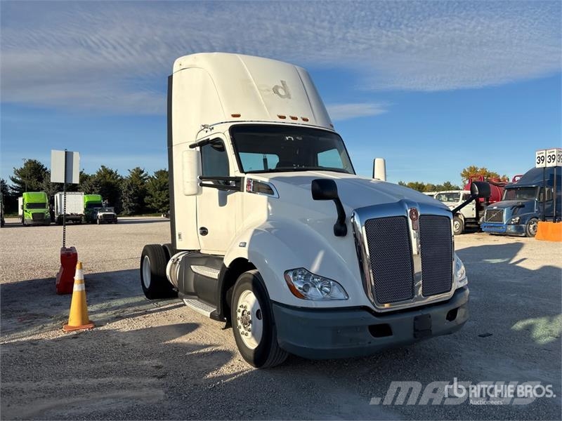 Kenworth T680 4x2 S/A Day Cab Truck Tractor Vlačilci