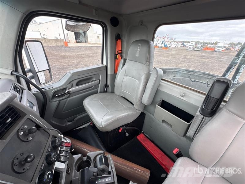 Kenworth T680 4x2 S/A Day Cab Truck Tractor Vlačilci