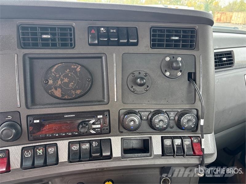 Kenworth T680 4x2 S/A Day Cab Truck Tractor Vlačilci