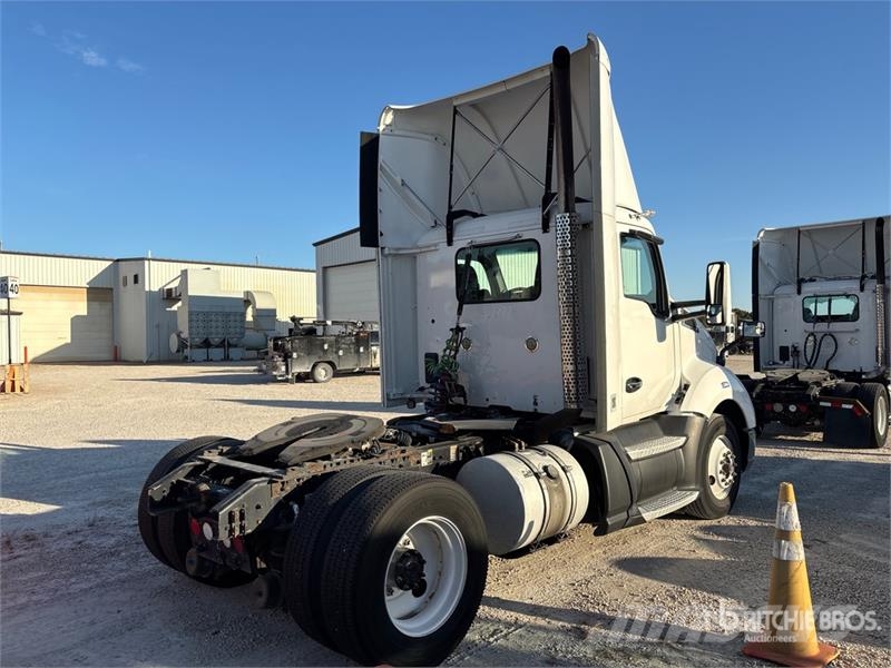 Kenworth T680 4x2 S/A Day Cab Truck Tractor Vlačilci