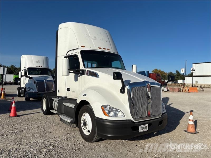 Kenworth T680 4x2 S/A Day Cab Truck Tractor Vlačilci