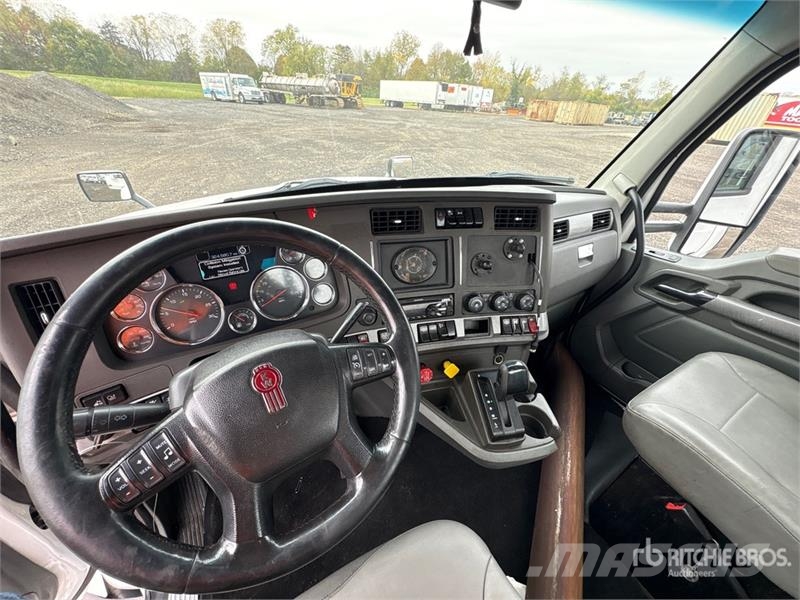 Kenworth T680 4x2 S/A Day Cab Truck Tractor Vlačilci