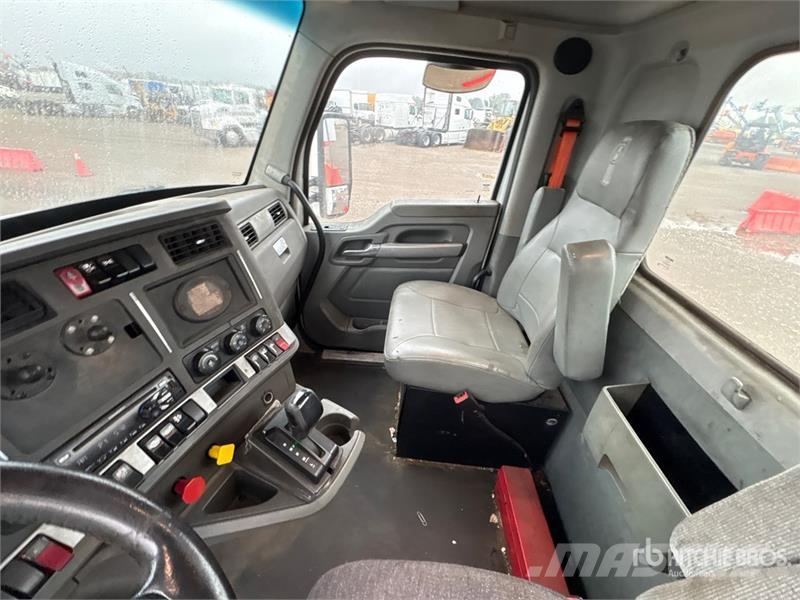Kenworth T680 4x2 S/A Day Cab Truck Tractor Sadulveokid