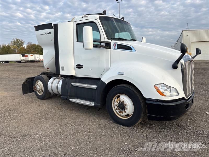 Kenworth T680 4x2 S/A Day Cab Truck Tractor Влекачи