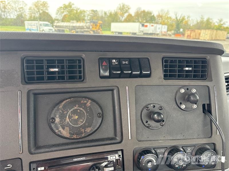 Kenworth T680 4x2 S/A Day Cab Truck Tractor Vlačilci