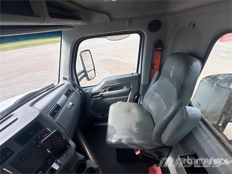 Kenworth T680 4x2 S/A Day Cab Truck Tractor Vlačilci
