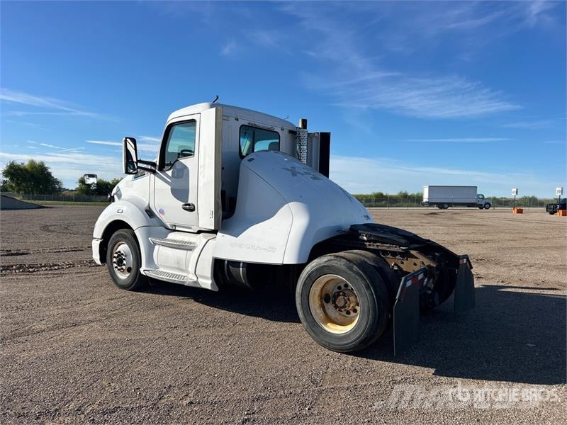 Kenworth T680 4x2 S/A Day Cab Truck Tractor Vlačilci