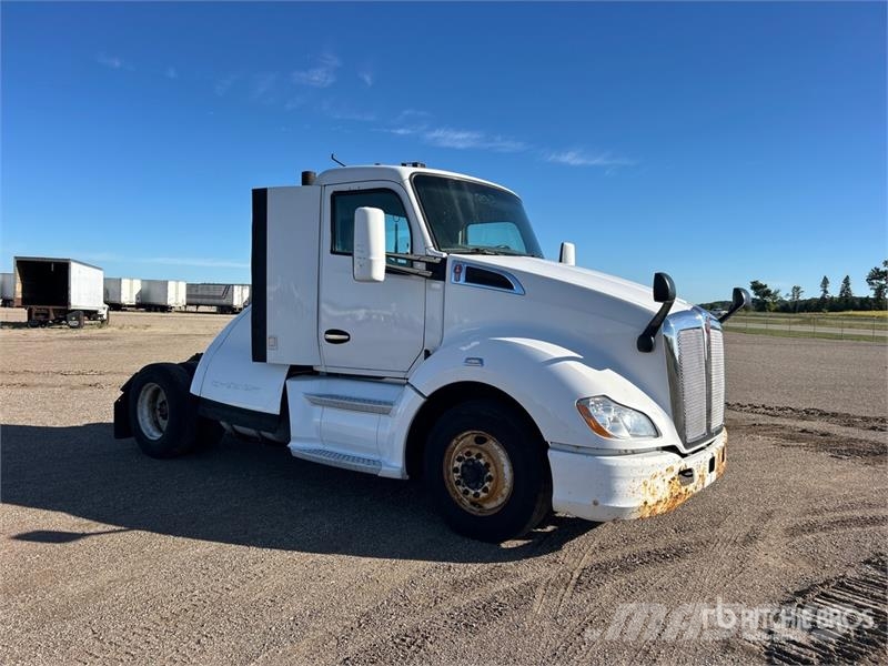 Kenworth T680 4x2 S/A Day Cab Truck Tractor Vlačilci