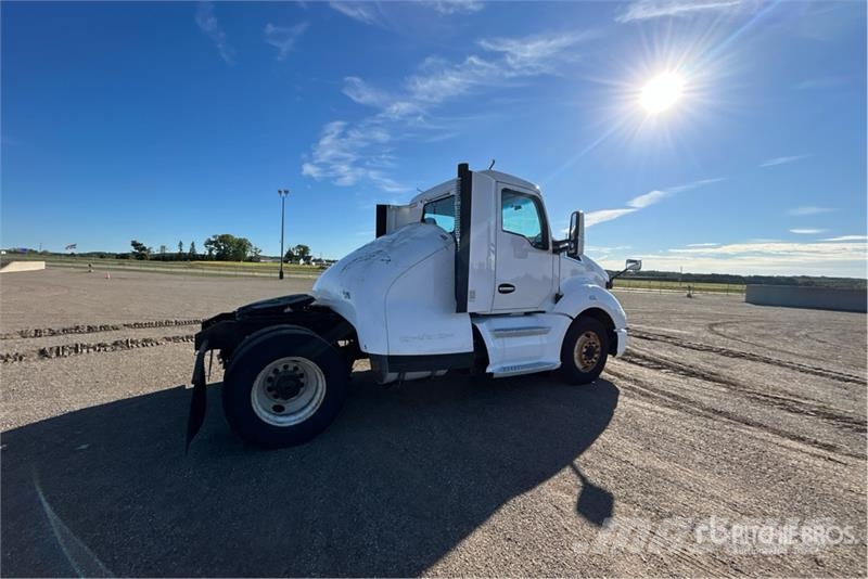Kenworth T680 4x2 S/A Day Cab Truck Tractor Vlačilci