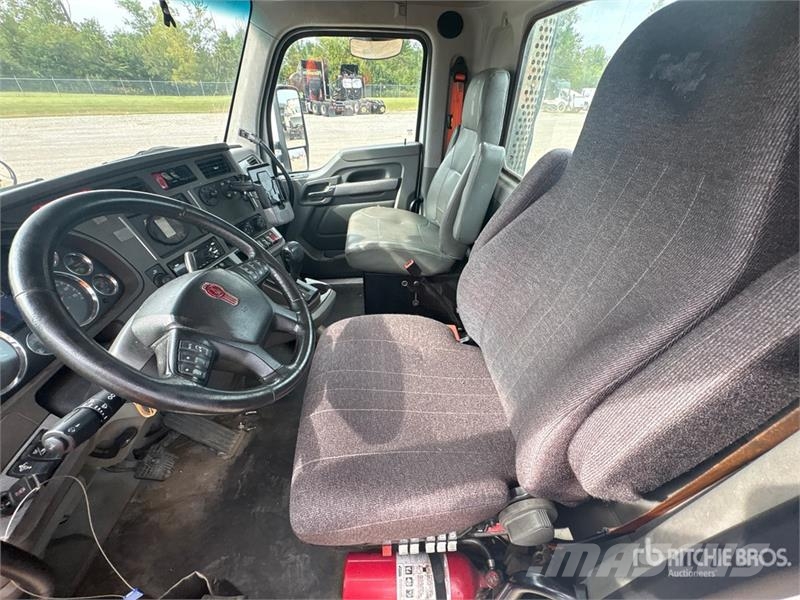 Kenworth T680 4x2 S/A Day Cab Truck Tractor Vlačilci