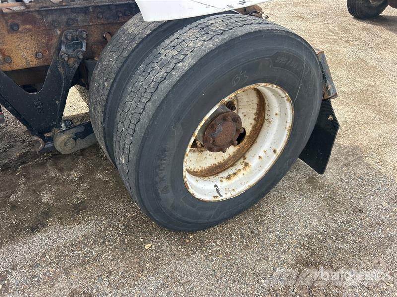 Kenworth T680 4x2 S/A Day Cab Truck Tractor Седельные тягачи