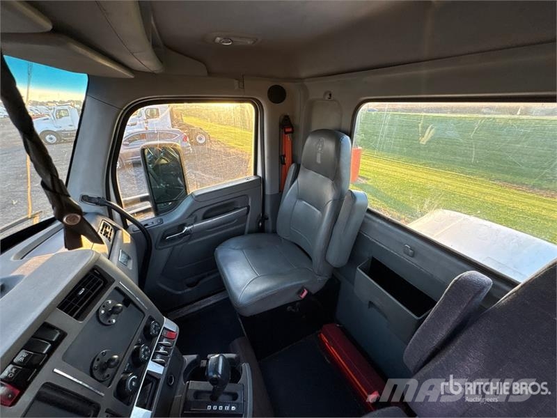 Kenworth T680 4x2 S/A Day Cab Truck Tractor Влекачи