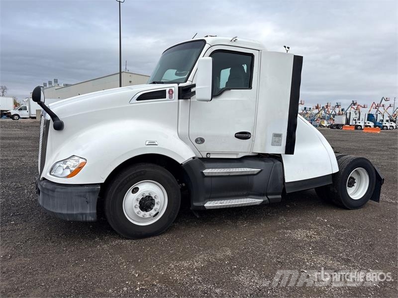 Kenworth T680 4x2 S/A Day Cab Truck Tractor Vlačilci