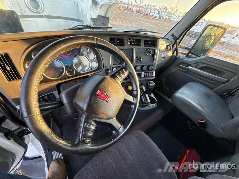 Kenworth T680 4x2 S/A Day Cab Truck Tractor Влекачи