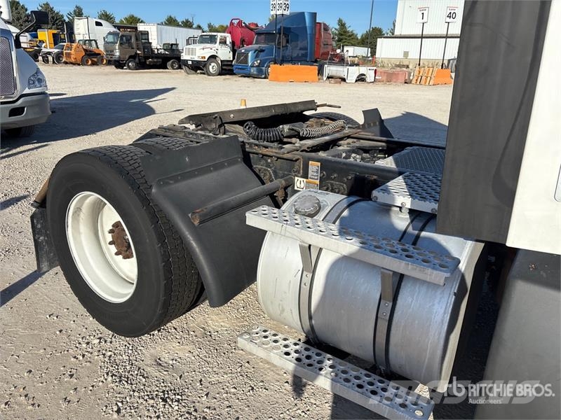 Kenworth T680 4x2 S/A Day Cab Truck Tractor Vlačilci