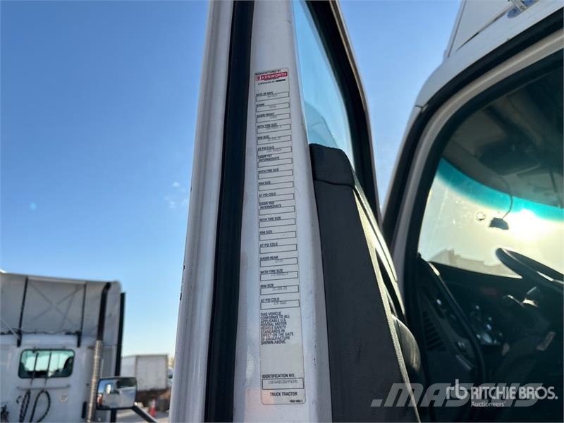 Kenworth T680 4x2 S/A Day Cab Truck Tractor Vlačilci