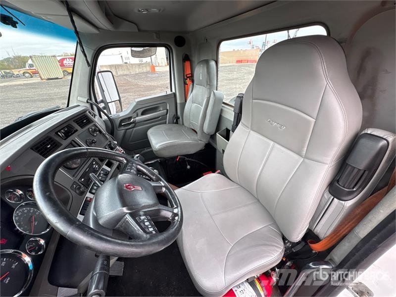 Kenworth T680 4x2 S/A Day Cab Truck Tractor Vlačilci