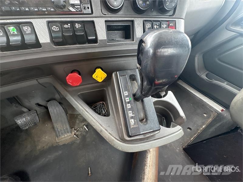Kenworth T680 4x2 S/A Day Cab Truck Tractor Vlačilci