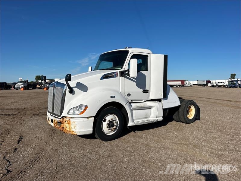 Kenworth T680 4x2 S/A Day Cab Truck Tractor Vlačilci