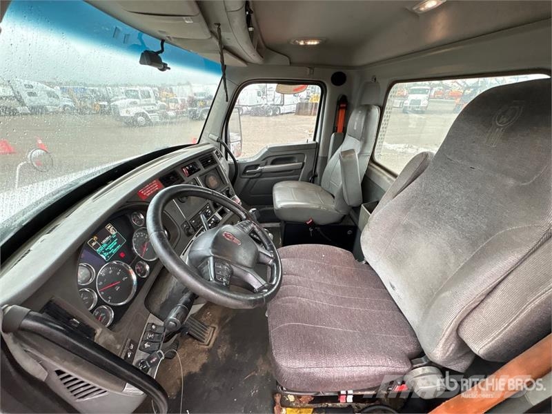 Kenworth T680 4x2 S/A Day Cab Truck Tractor Sadulveokid