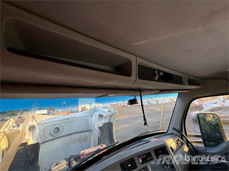 Kenworth T680 4x2 S/A Day Cab Truck Tractor Влекачи